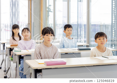 在補習班學習的小學生 125046819