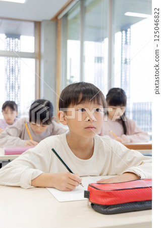 在補習班學習的小學生 125046822