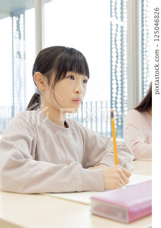 Elementary school students studying at cram school Elementary school students studying at cram school 125046826
