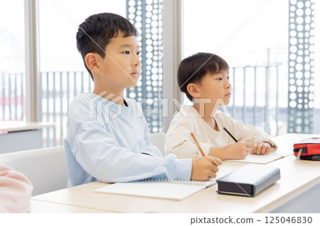在補習班學習的小學生 125046830