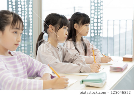 在補習班學習的小學生 125046832