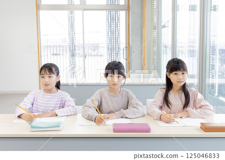 Elementary school students studying at cram school Elementary school students studying at cram school 125046833