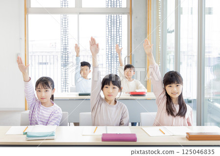 Elementary school students studying at cram school 125046835