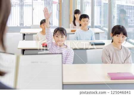 一位老師早上在班主任檢查出勤情況 一位老師早上在班主任檢查出勤情況 125046841