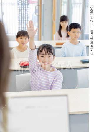 一位老師早上在班主任檢查出勤情況 一位老師早上在班主任檢查出勤情況 125046842