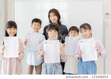 An elementary school student and a cram school teacher who got a perfect score on the test 125046855