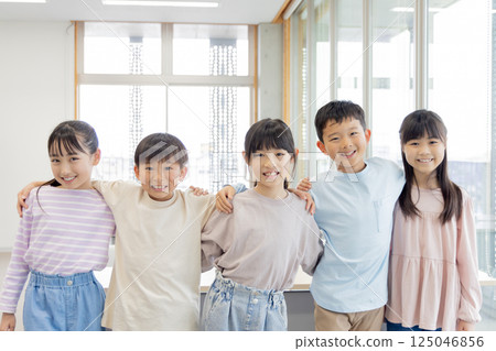 小學生，朋友，互相摟著肩膀 125046856