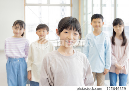 Elementary school students, good friends 125046859