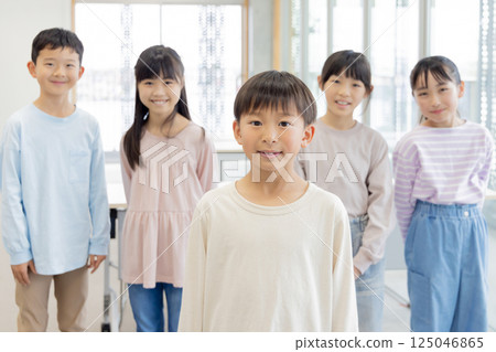 Elementary school students, good friends Elementary school students, good friends 125046865