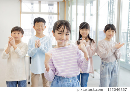 Elementary school students, good friends 125046867