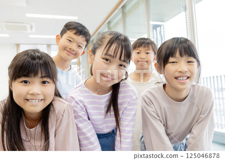 Elementary school students, good friends 125046878