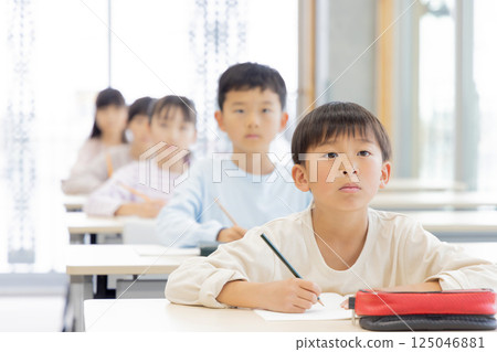 在補習班學習的小學生 在補習班學習的小學生 125046881