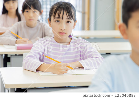 在補習班學習的小學生 在補習班學習的小學生 125046882