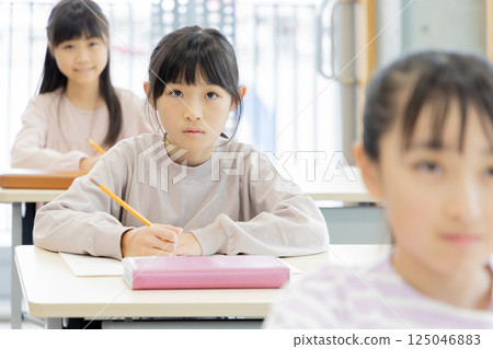 Elementary school students studying at cram school Elementary school students studying at cram school 125046883