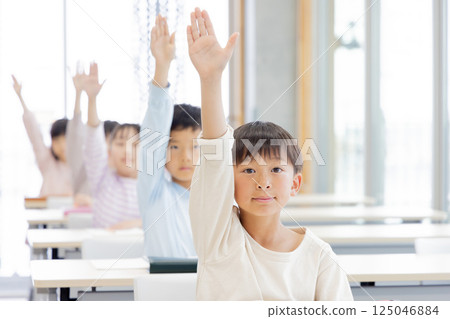 Elementary school students studying at cram school 125046884