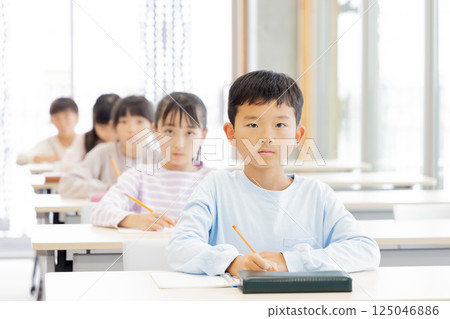 在補習班學習的小學生 在補習班學習的小學生 125046886