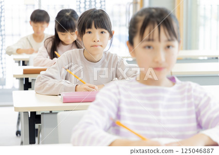 在補習班學習的小學生 125046887