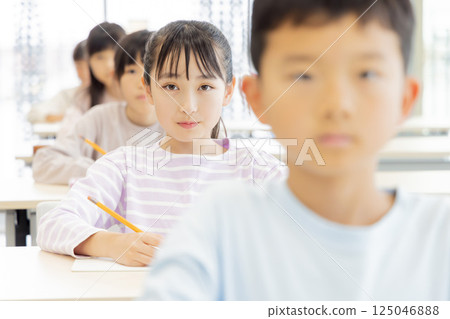 Elementary school students studying at cram school 125046888