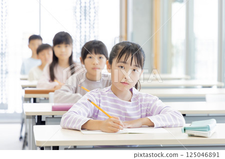 Elementary school students studying at cram school Elementary school students studying at cram school 125046891
