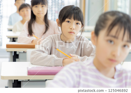 Elementary school students studying at cram school Elementary school students studying at cram school 125046892