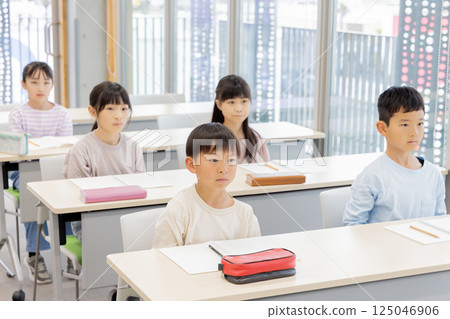在補習班學習的小學生 在補習班學習的小學生 125046906