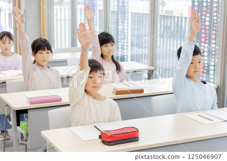 Elementary school students studying at cram school Elementary school students studying at cram school 125046907
