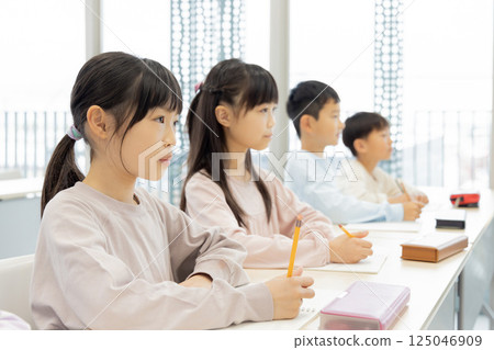 Elementary school students studying at cram school 125046909