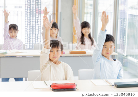 Elementary school students studying at cram school 125046910
