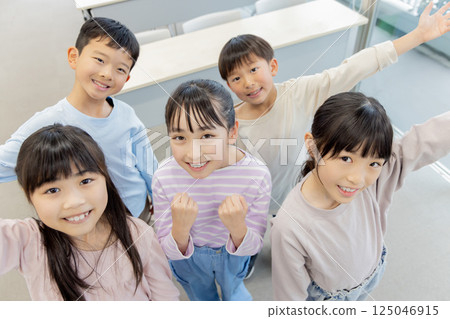 Elementary school students, good friends 125046915