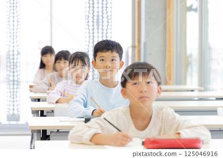 Elementary school students studying at cram school Elementary school students studying at cram school 125046916
