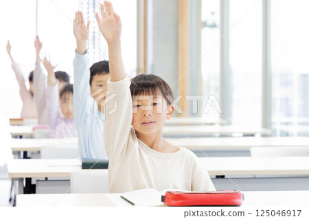 在補習班學習的小學生 在補習班學習的小學生 125046917