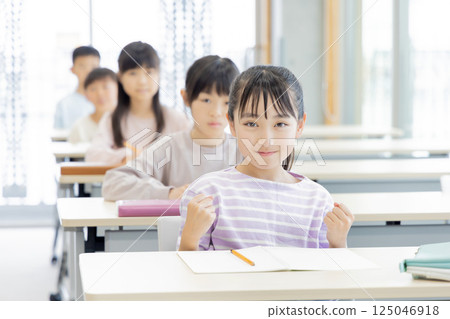 在補習班學習的小學生 125046918