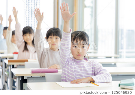 在補習班學習的小學生 在補習班學習的小學生 125046920
