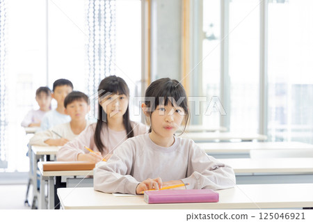 Elementary school students studying at cram school 125046921