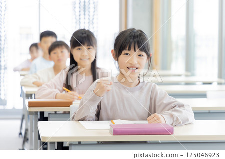 在補習班學習的小學生 在補習班學習的小學生 125046923