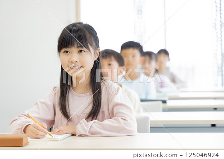 Elementary school students studying at cram school Elementary school students studying at cram school 125046924