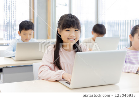 Elementary school students learning IT 125046933