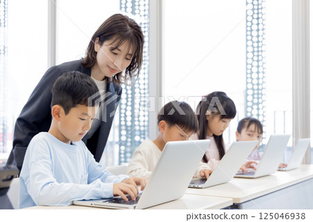 Elementary school students learning IT 125046938