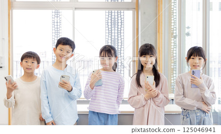 有智能手機的小學生 125046941