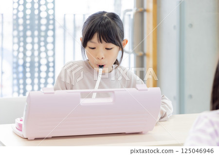 Elementary school student: keyboard harmonica 125046946