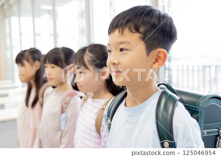 Elementary school students, school bags, line up 125046954