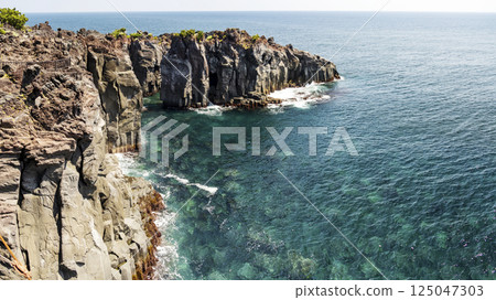 伊豆半島東海岸城崎的清澈蔚藍的大海和懸崖 伊豆半島東海岸城崎的清澈蔚藍的大海和懸崖 125047303
