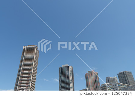 高層公寓在藍天閃耀 高層公寓在藍天閃耀 125047354