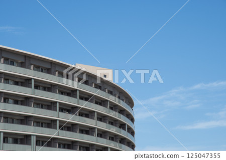 Fresh blue sky and apartment 125047355