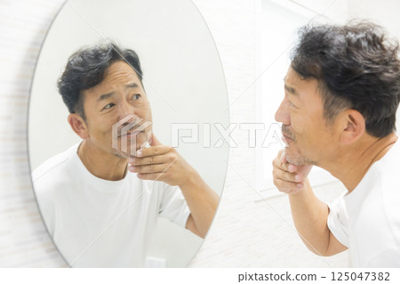 Men who care about beauty 125047382