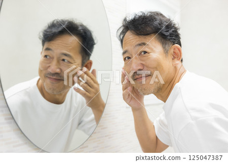 Men who care about beauty 125047387