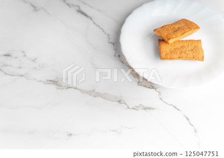 Freshly baked financiers lined up on a white plate⑤ Freshly baked financiers lined up on a white plate⑤ 125047751