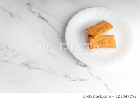 新鮮出爐的金融家餅乾排列在白色盤子上④ 新鮮出爐的金融家餅乾排列在白色盤子上④ 125047752