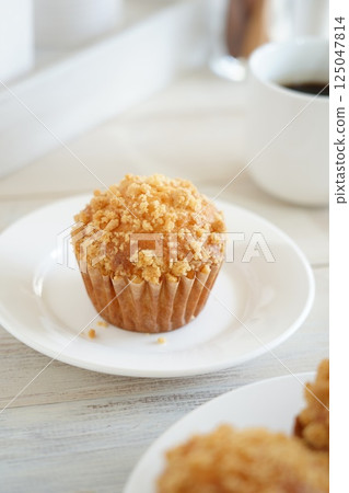 crumble muffin crumble muffin 125047814