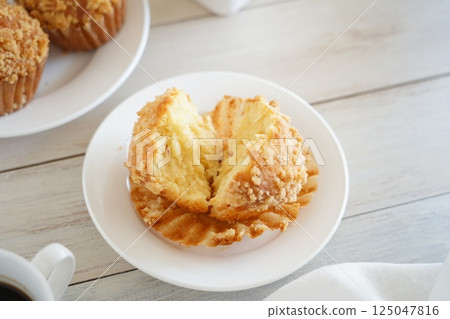 crumble muffin crumble muffin 125047816